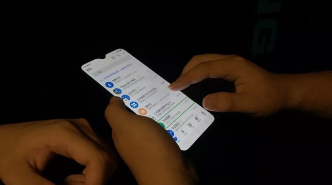 (图)体验者在使用钉钉APP